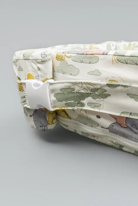 Сменный чехол на ортопедическую подушку для кормления двойни, Сафари на белом фоне Сменный чехол на ортопедическую подушку для кормления двойни, Сафари на белом фоне