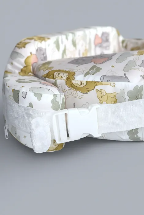 Сменный чехол на ортопедическую подушку для кормления, Сафари на белом фоне Сменный чехол на ортопедическую подушку для кормления, Сафари на белом фоне