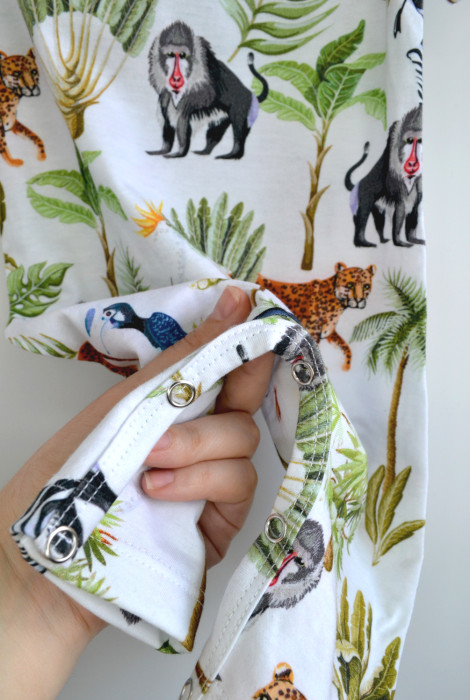 Пісочник з тваринами на білому тлі